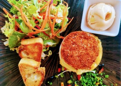 Table d'hôtes bayeux: Baked cheese with salad, toast, and a side of cream.