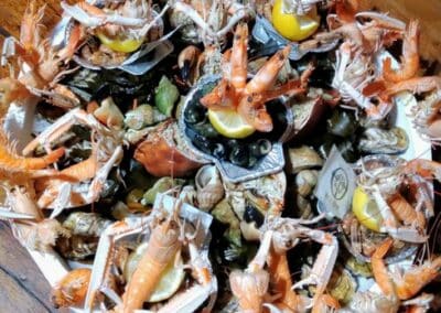 Seafood platter featuring langoustines, snails, and lemon slices, perfect for Table d'hôtes Bayeux.