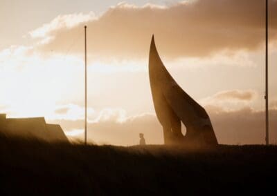 Silhouette of the "Les Braves" monument on Omaha Beach, Normandie. L'Histoire du Débarquement et de la Bataille de Normandie.