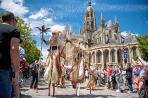 Deux personnes en costume traditionnel devant l'Abbaye de Mondaye