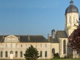 Abbaye de Saint-Wandrille, architecture historique sous un ciel bleu.